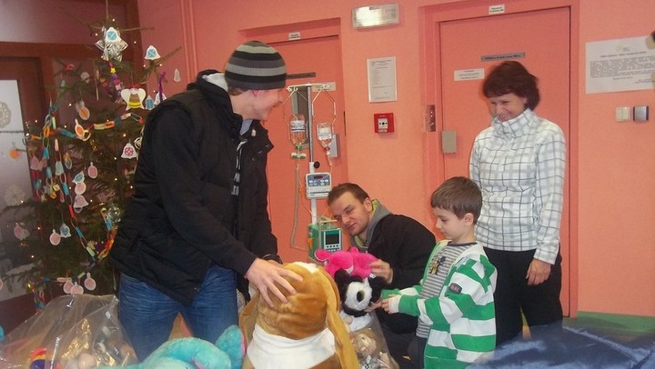 Hokejisti navštívili deti v nemocnici